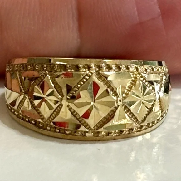 Solid 10k yellow gold diamond cut design ring - 3.8 grams - size 8.25